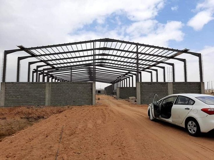 مقارنة شاملة: أفضل أنواع هناجر الرياض SFS vs PEB vs بانل